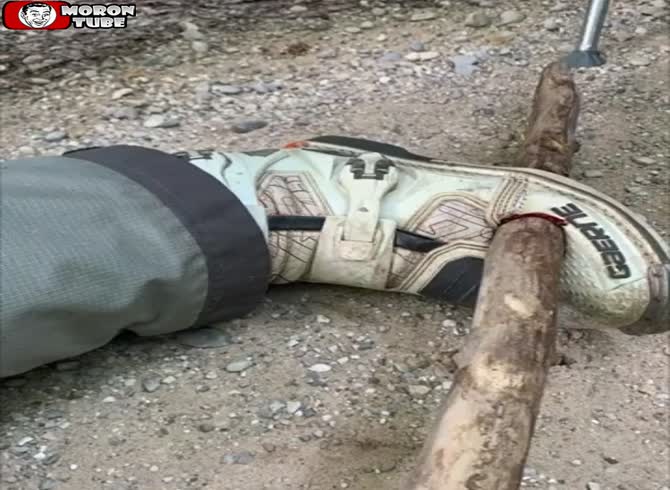 Video :During a motocross outing, a branch pierces his feet